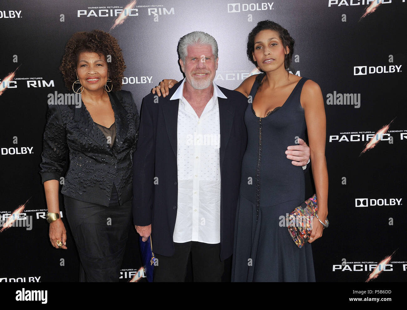 Ron Perlman, mia moglie e mia figlia al Pacific Rim Premiere al Dolby Theatre di Los Angeles.Ron Perlman, mia moglie e mia figlia ------------- Red Carpet Event, verticale, STATI UNITI D'AMERICA, industria cinematografica, celebrità, fotografia, Bestof, arte cultura e intrattenimento, Topix celebrità moda / Verticale, meglio di, evento nella vita di Hollywood - California, moquette rossa e dietro le quinte, USA, industria cinematografica, celebrità, movie celebrità, personaggi televisivi, musica celebrità, fotografia, Bestof, arte cultura e intrattenimento, Topix, verticale, famiglia da dall'anno , 2013, inchiesta tsuni@Gamma-USA.com marito Foto Stock