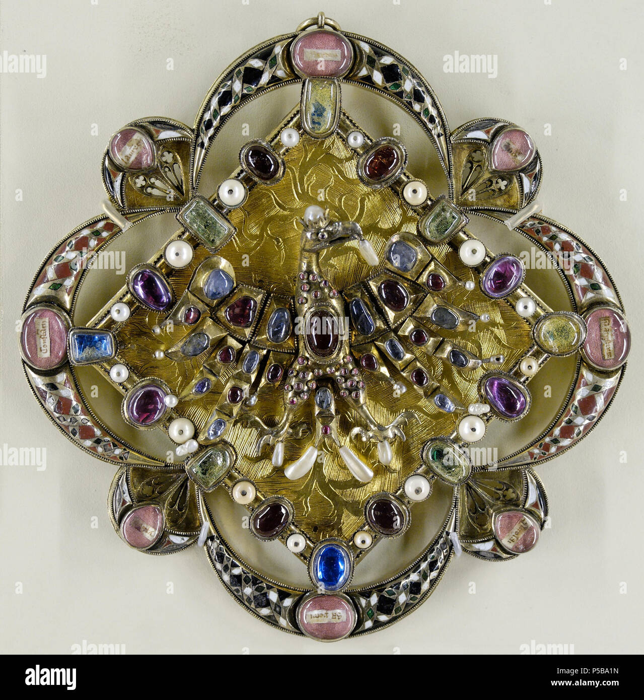 N/A. Inglese: chiusura-reliquario con Eagle. Inciso, openwork e argento dorato; champlevé e argento smaltato; pietre e perle. Boemia (), a metà del XIV secolo. Français : Fermail-reliquaire à l'Aigle. Argent découpé à jour, gravé et doré ; argent champlevé et émaillé ; pierres et perles. Bohême (), milieu du XIVe siècle. Inglese: Relikviá se svatováclavskou orlicí, Praha 1350-1375 . intorno al 1350. N/A 351 Chiusura-reliquario eagle MNMA CL3292 Foto Stock