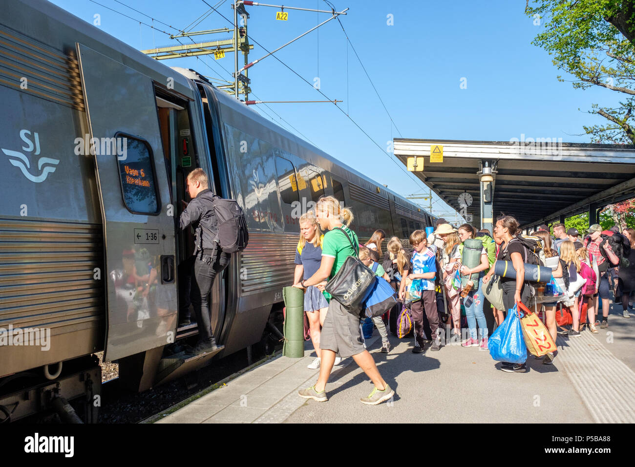 Ad alta velocità a inter-city train tra Stoccolma e Copenaghen fermandosi a Norrkoping Stazione Centrale. Foto Stock