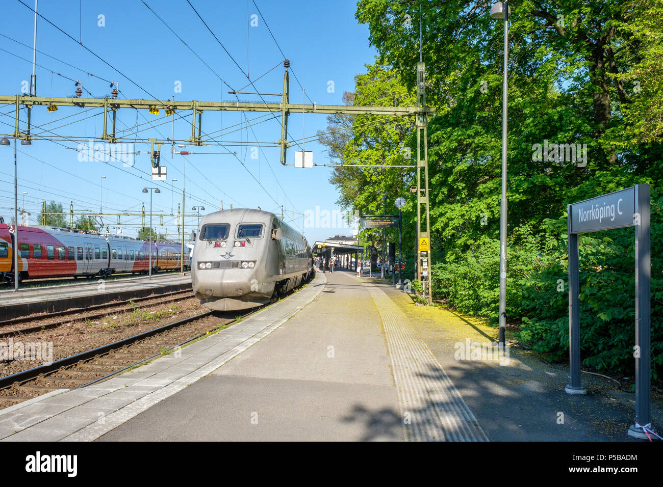 Ad alta velocità a inter-city train tra Stoccolma e Copenaghen fermandosi a Norrkoping Stazione Centrale. Foto Stock