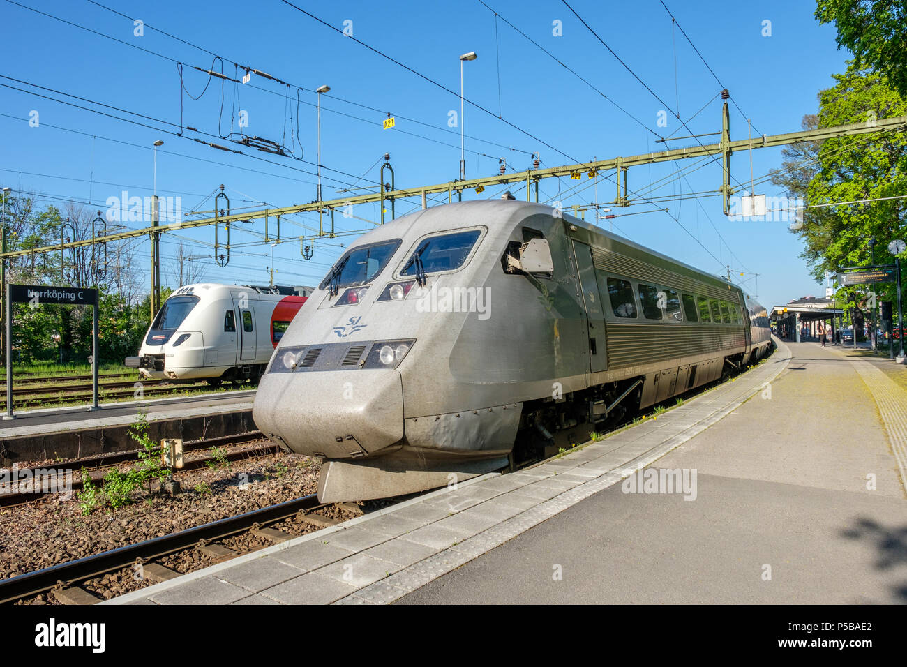 Ad alta velocità a inter-city train tra Stoccolma e Copenaghen fermandosi a Norrkoping Stazione Centrale. Foto Stock