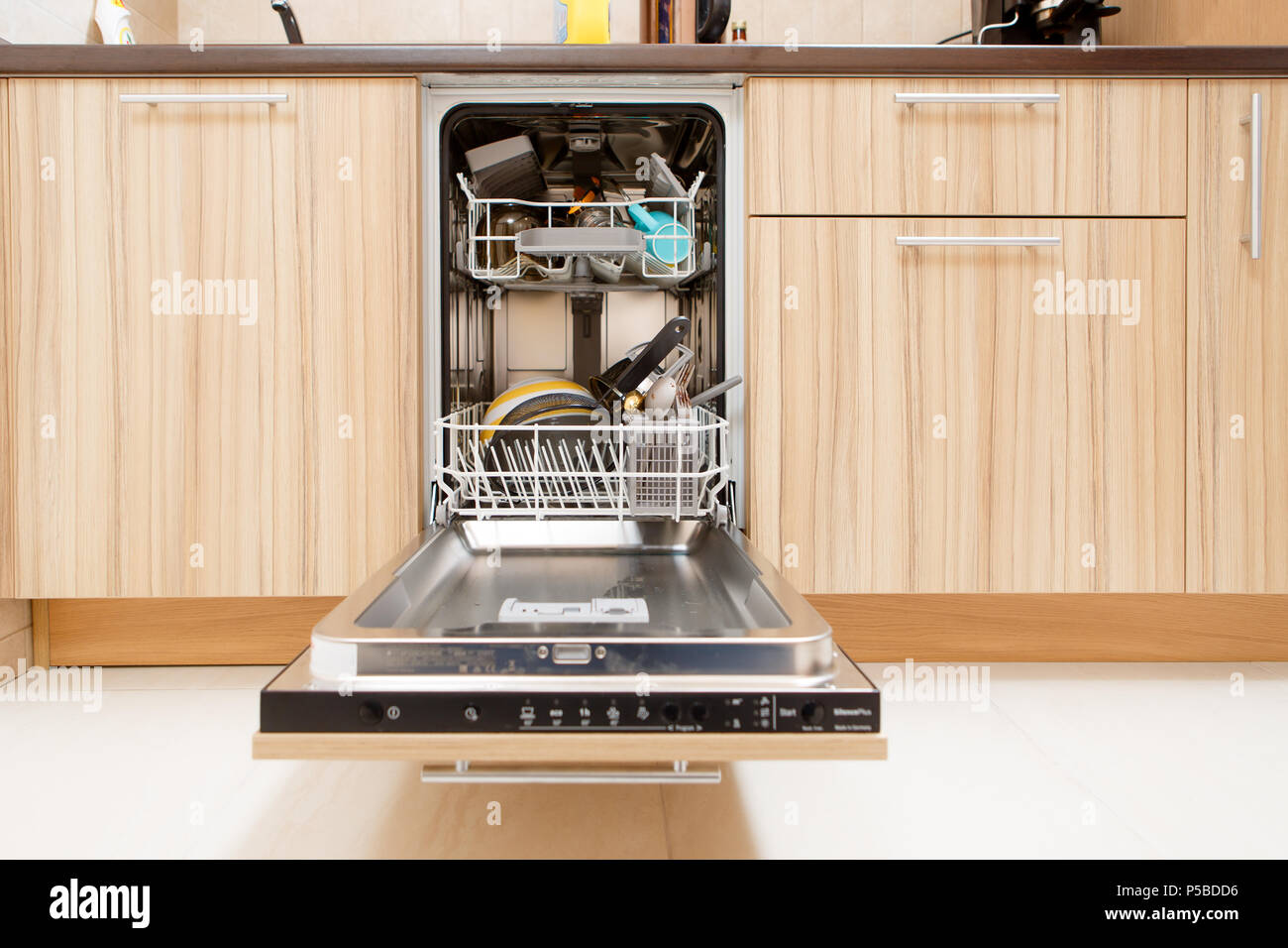 Immagine di aprire la lavastoviglie con i piatti sporchi Foto Stock