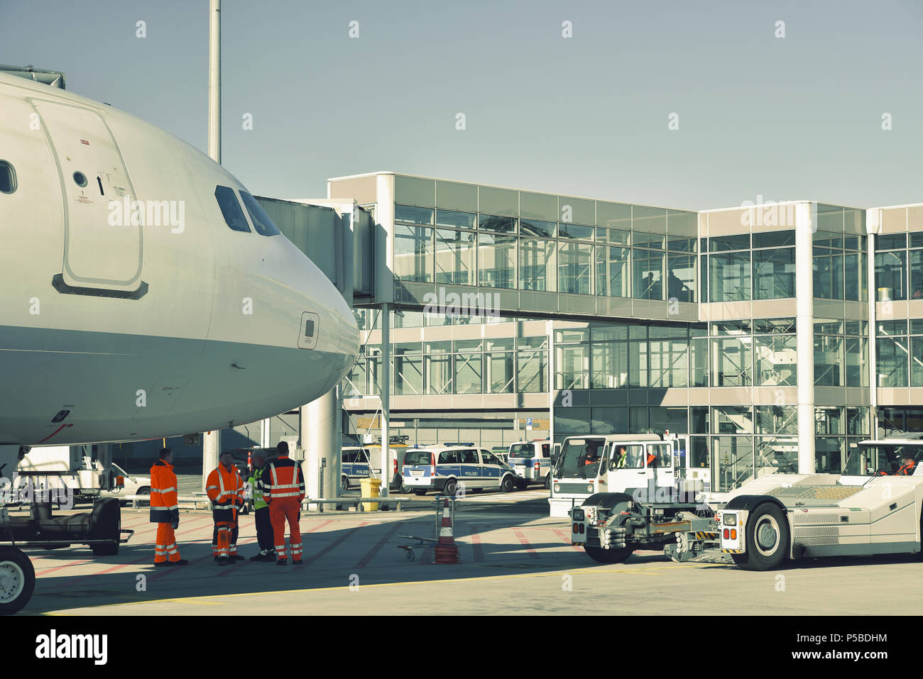 Manipolazione di un aeromobile presso il terminale di un aeroporto prima del decollo Foto Stock