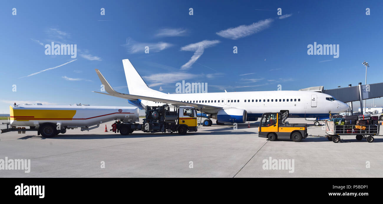 Il personale di terra la manipolazione di un aeromobile prima della partenza in aeroporto - il rifornimento di carburante e i bagagli e dei controlli di sicurezza Foto Stock