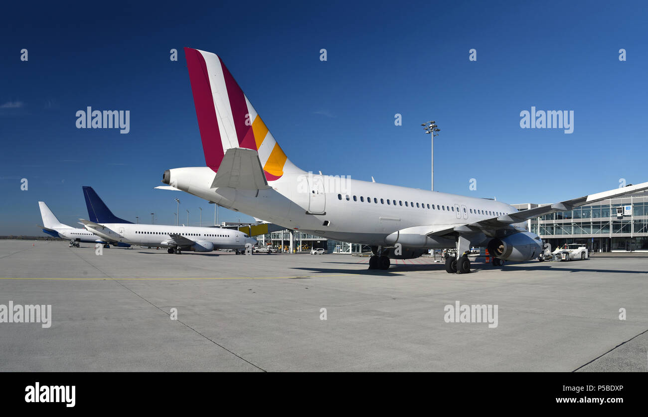 Manipolazione di un aeromobile presso il terminale di un aeroporto prima del decollo Foto Stock