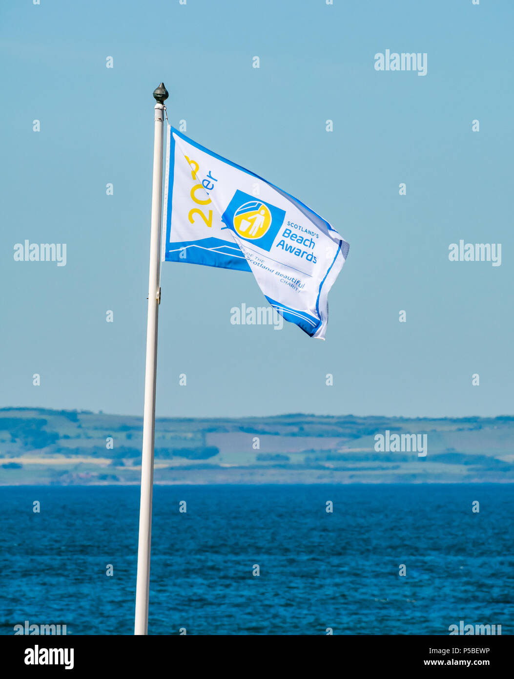 In Scozia la spiaggia pulita premio battenti bandiera, North Berwick, East Lothian, Scozia, Regno Unito nella giornata estiva con cielo blu Foto Stock