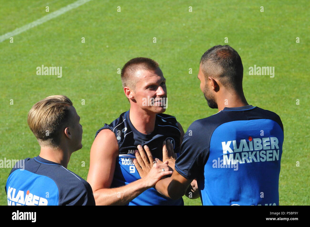 Der Karlsruher SC ist in die Vorbereitung gestartet. Beim Trainingsauftakt des KSC Im Wildpark Marco Thiede, Marvin Pourie und Daniel Gordon spaßen Foto Stock