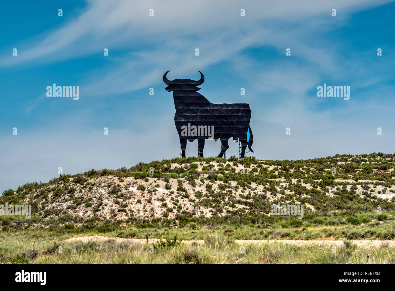 Il famoso Osborne toro o Toro de Osborne pubblicità Affissioni da qualche parte in Aragona, Spagna Foto Stock