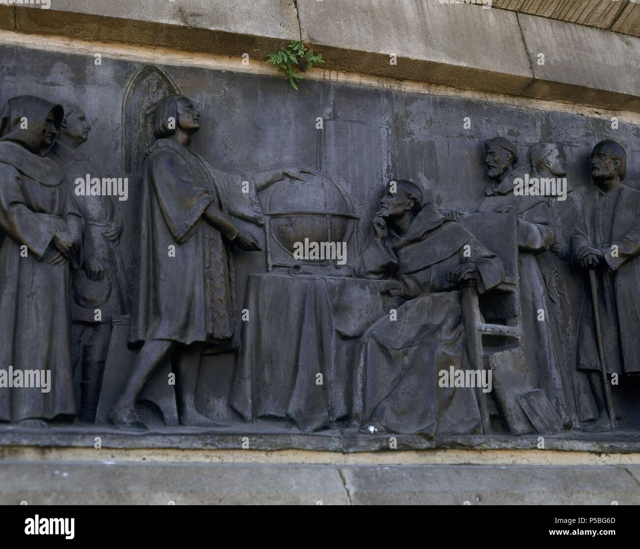 MONUMENTO A COLON-DET FRISO:COLON CON FRAY PERES Y LOS FISICOS. Autore: Gaietà Buïgas i Monravà (1851-1919). Posizione: MONUMENTO A CRISTOBAL COLON, Spagna. Foto Stock