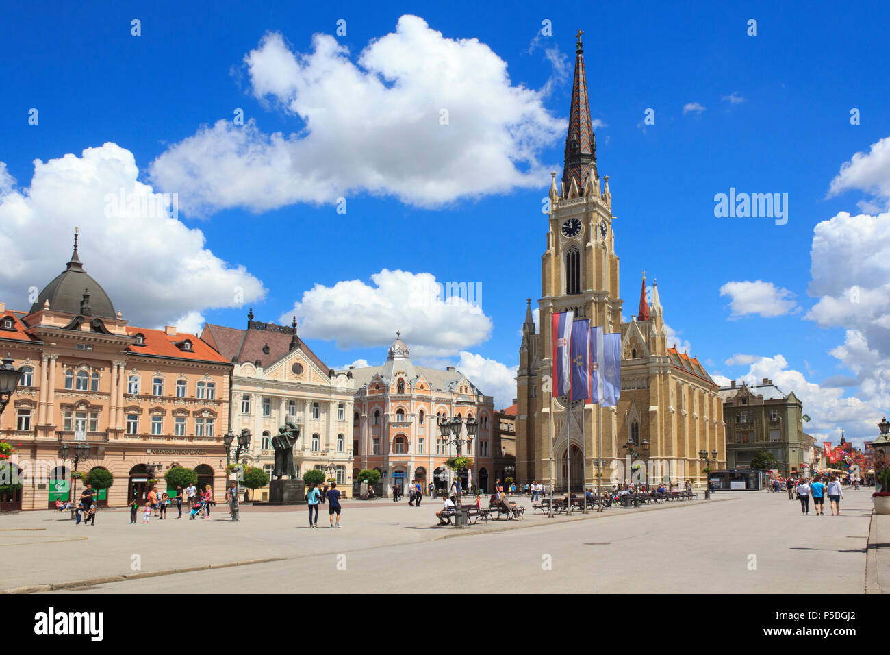 Paesaggio di Novi Sad centro con una grande cattedrale Foto Stock