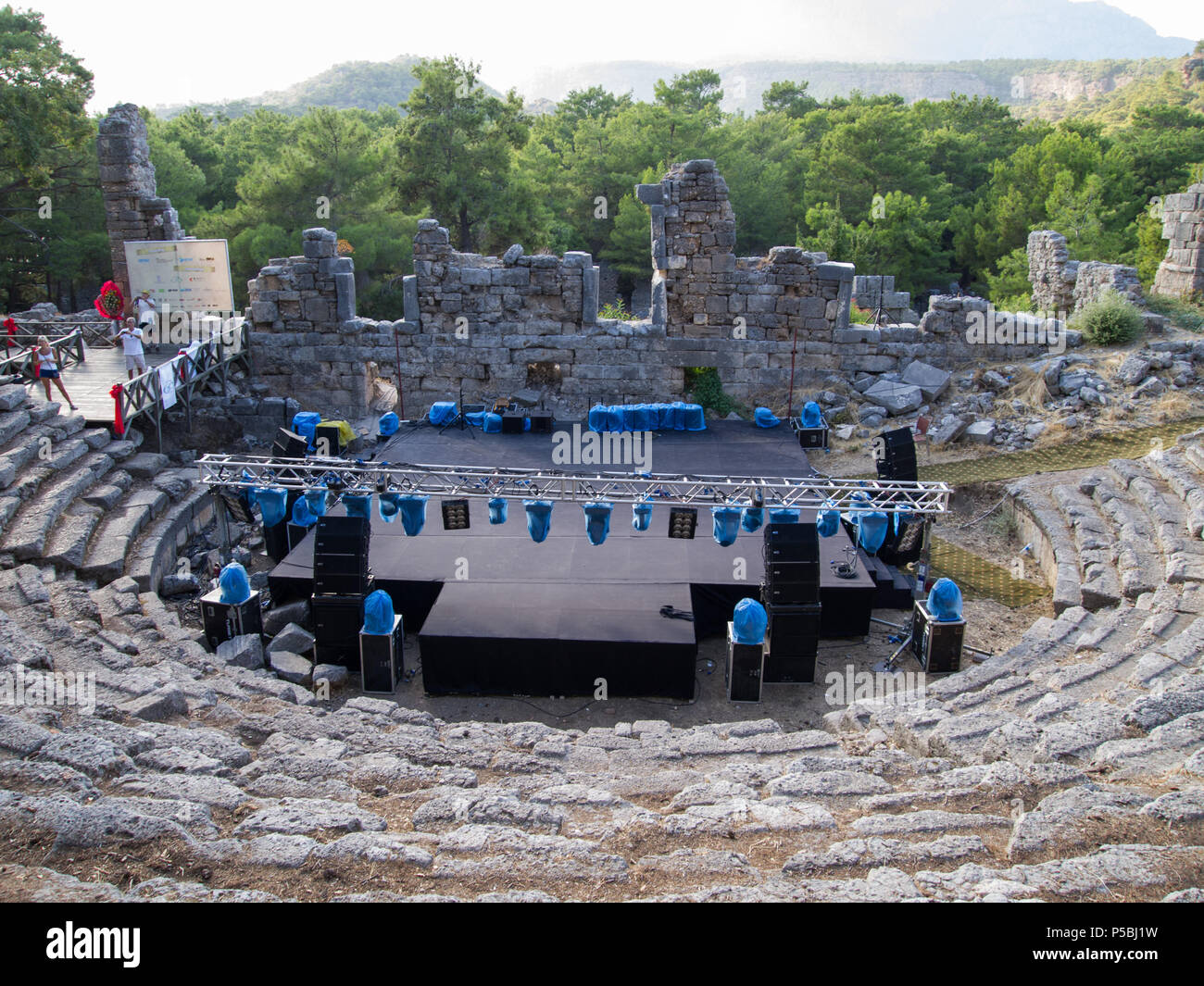 Phaselis, Turchia, settembre 12, 2012 - Anfiteatro in una antica greca e romana città sulla costa di Lycia, vista monte Tahtali Foto Stock