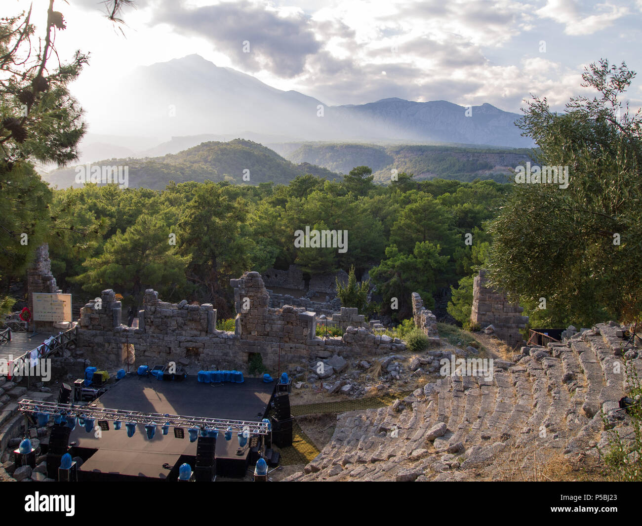 Phaselis, Turchia, settembre 12, 2012 - Anfiteatro in una antica greca e romana città sulla costa di Lycia, vista monte Tahtali Foto Stock