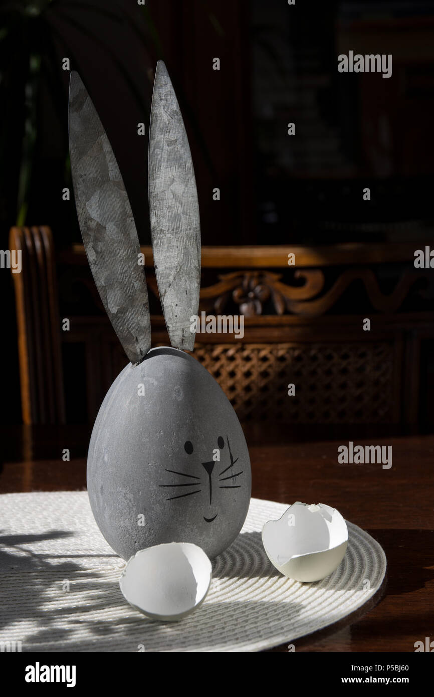 Tabella di pasqua con il coniglietto di Pasqua e uova Foto Stock
