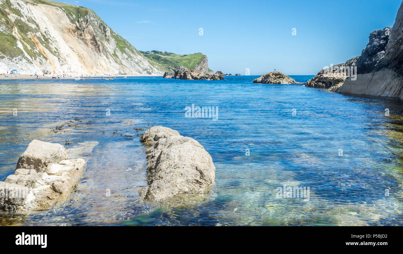 Uomo di guerra o spiaggia vicino a porta di Durdle, Jurassic Coast, Doorset, England, Regno Unito Foto Stock