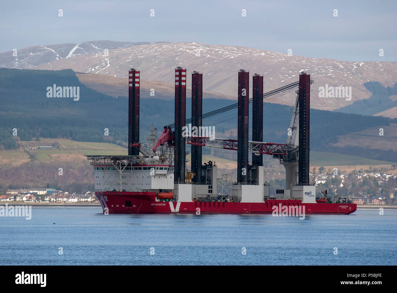 Avventura MPI Installazione Turbina Eolica nave nel fiume Clyde Scozia U.K. port vista laterale di M.F.I. Offshore Ltd rosso bianco auto elevazione turbin vento Foto Stock