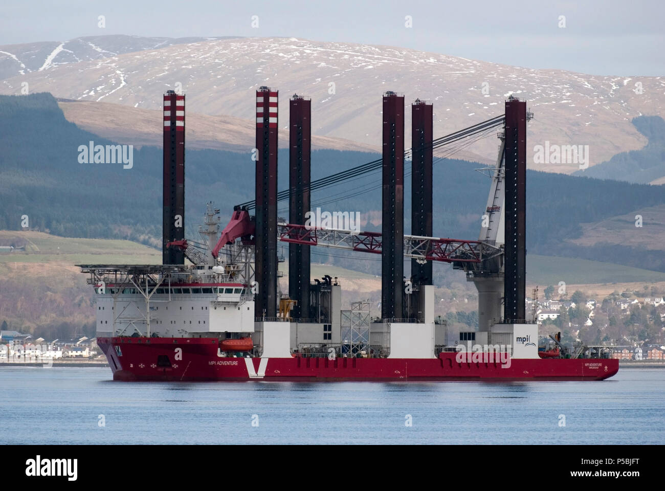 Avventura MPI Installazione Turbina Eolica nave nel fiume Clyde Scozia U.K. port vista laterale di M.F.I. Offshore Ltd rosso bianco auto elevazione turbin vento Foto Stock