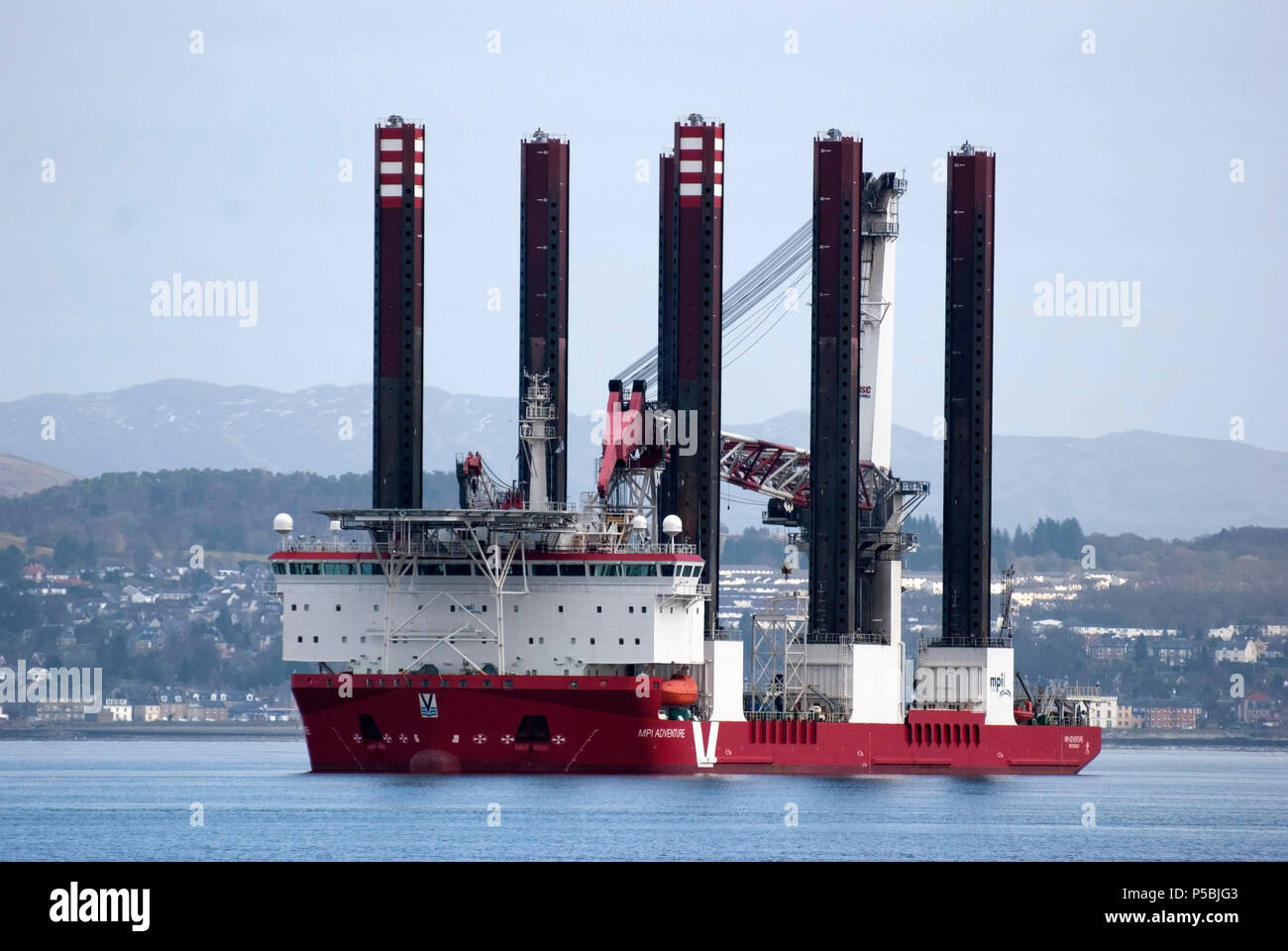 Avventura MPI Installazione Turbina Eolica nave nel fiume Clyde Scozia UK port vista laterale di MPI Offshore Ltd rosso bianco auto elevare la turbina eolica ins Foto Stock