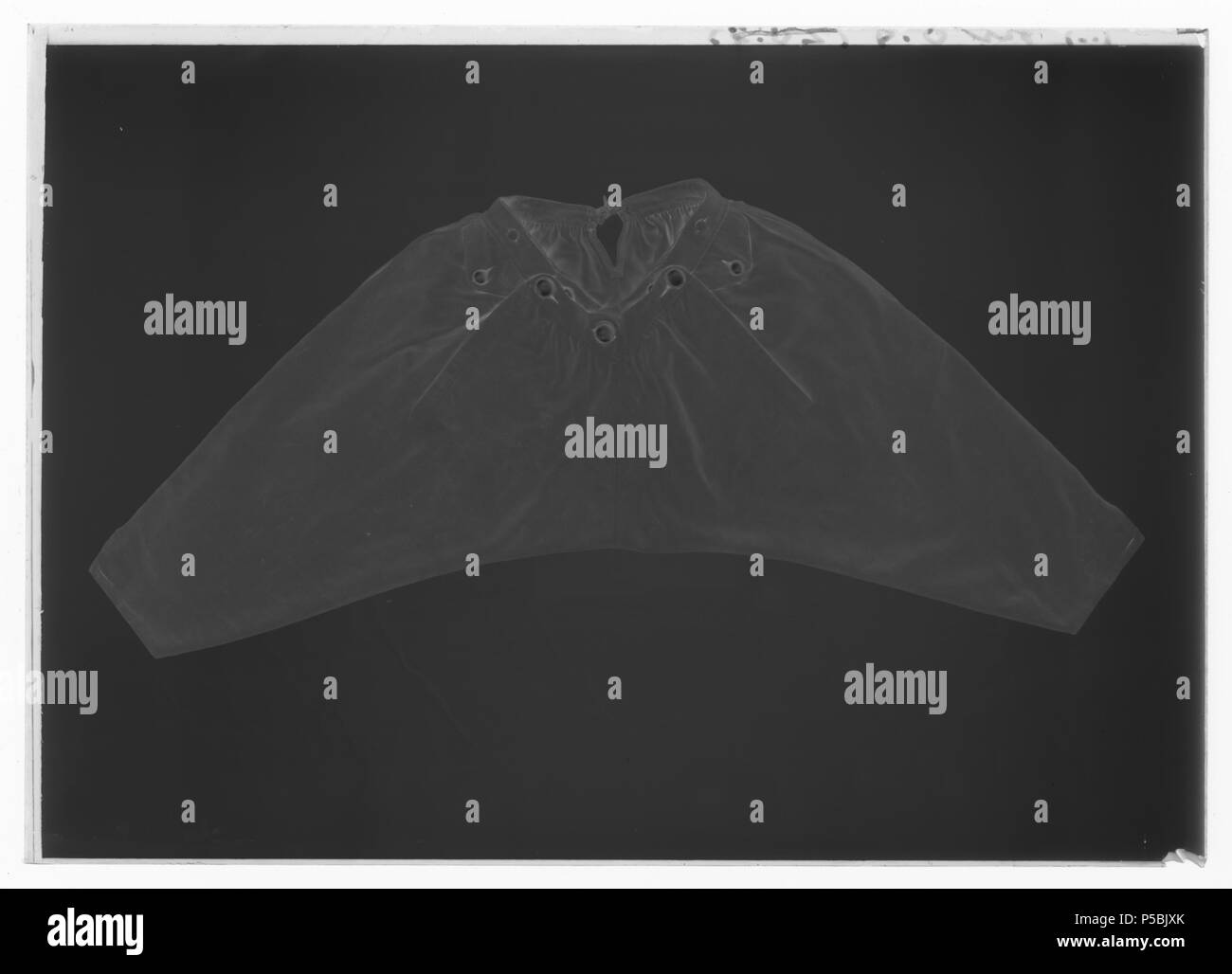 Burna Byxor av Karl XII vid Fredrikshald den 30 novembre 1718. Svenska: Byxor av kläde ljusgult, vida upptill och smala vid bensluten. Bensluten är försedda med ett 70 mm högt sprund knäpps vilket med en knapp klädd med samma tyg som byxorna. Byxorna öppnas med en lucka mitt fram och baktill finlandesi sprund ett med ett av knytband skinn för att reglera midjevidden. Byxluckan knäpps med tre förgyllda mässingsknappar. Byxorna har en midjelinning med ett sprund mitt fram vilket knäpps med tre förgyllda mässingsknappar varav den mittersta knappen hör fino a byxluckans knäppning. På sitt midjelinningen Foto Stock