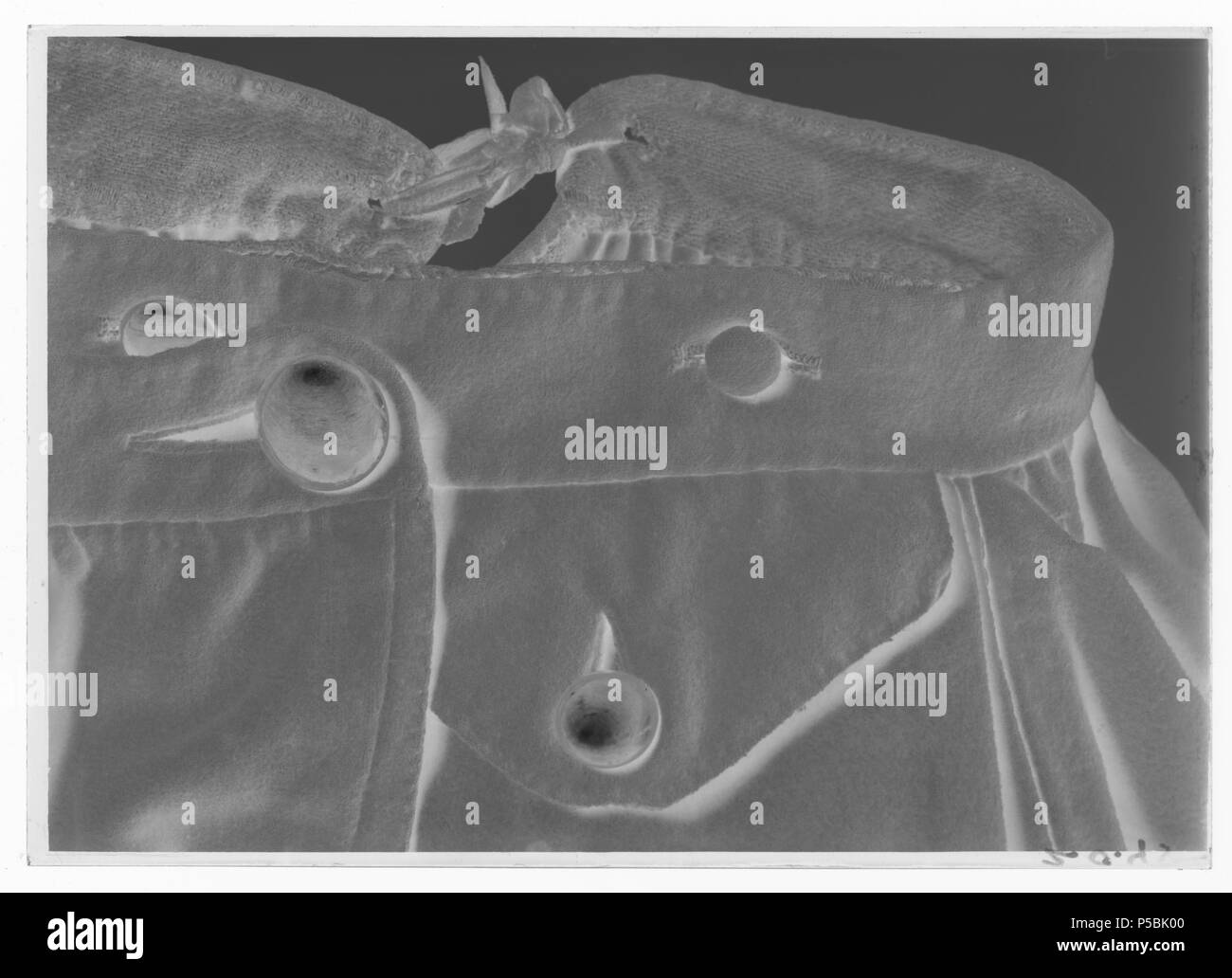 Burna Byxor av Karl XII vid Fredrikshald den 30 novembre 1718. Svenska: Byxor av kläde ljusgult, vida upptill och smala vid bensluten. Bensluten är försedda med ett 70 mm högt sprund knäpps vilket med en knapp klädd med samma tyg som byxorna. Byxorna öppnas med en lucka mitt fram och baktill finlandesi sprund ett med ett av knytband skinn för att reglera midjevidden. Byxluckan knäpps med tre förgyllda mässingsknappar. Byxorna har en midjelinning med ett sprund mitt fram vilket knäpps med tre förgyllda mässingsknappar varav den mittersta knappen hör fino a byxluckans knäppning. På sitt midjelinningen Foto Stock