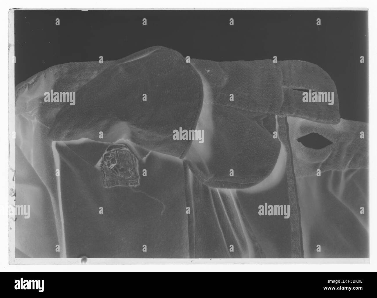 Burna Byxor av Karl XII vid Fredrikshald den 30 novembre 1718. Svenska: Byxor av kläde ljusgult, vida upptill och smala vid bensluten. Bensluten är försedda med ett 70 mm högt sprund knäpps vilket med en knapp klädd med samma tyg som byxorna. Byxorna öppnas med en lucka mitt fram och baktill finlandesi sprund ett med ett av knytband skinn för att reglera midjevidden. Byxluckan knäpps med tre förgyllda mässingsknappar. Byxorna har en midjelinning med ett sprund mitt fram vilket knäpps med tre förgyllda mässingsknappar varav den mittersta knappen hör fino a byxluckans knäppning. På sitt midjelinningen Foto Stock