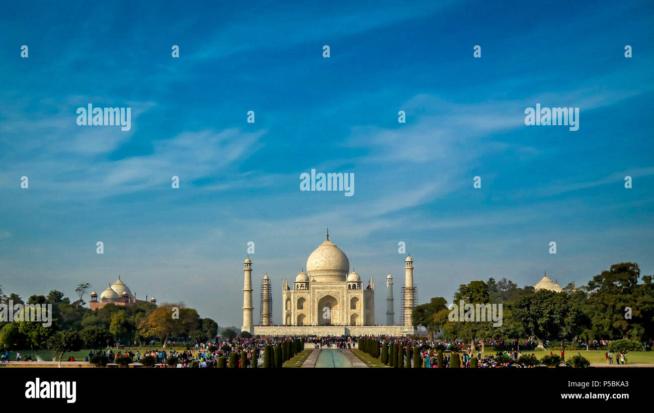 Il Taj Mahal è un bianco-avorio mausoleo di marmo sulla riva sud del fiume Yamuna. Esso è stato commissionato nel 1632 dall'imperatore Mughal, Shah Jahan Foto Stock