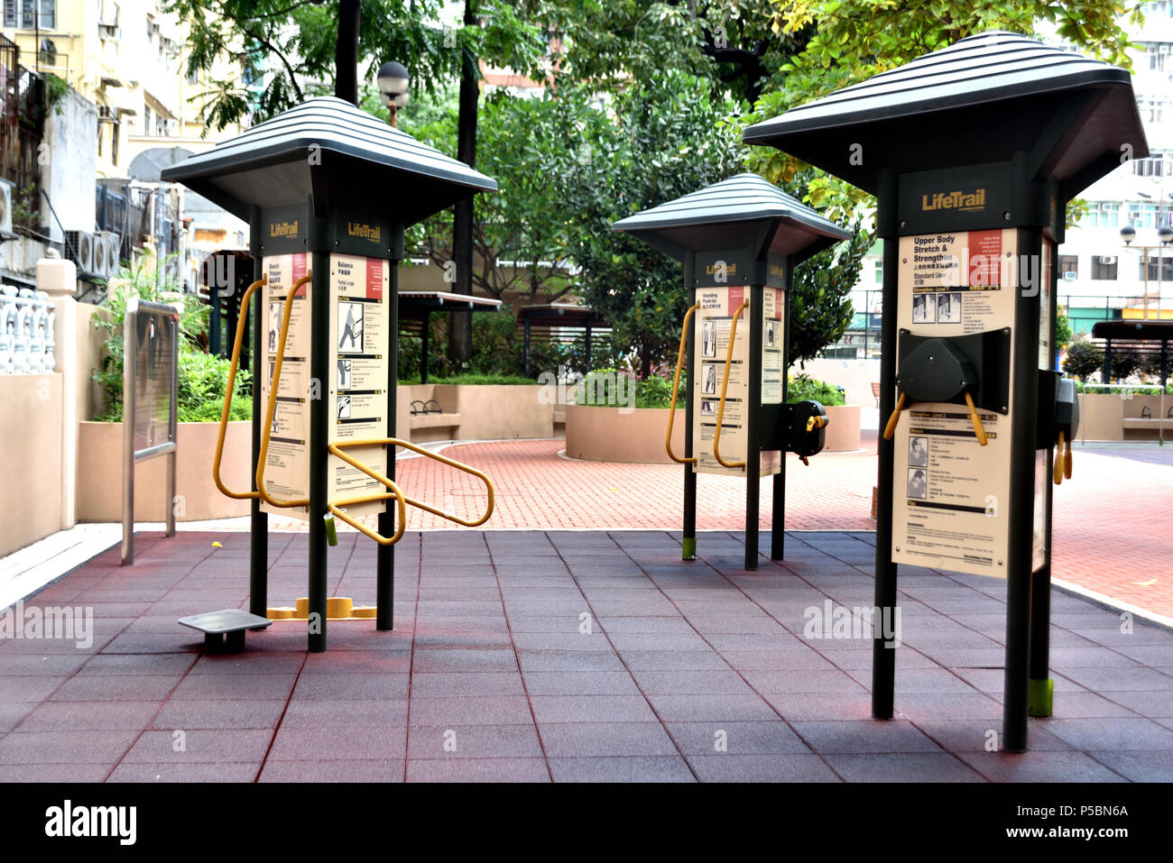 Esercizio sorge in pubblico parco urbano, Hong Kong Foto Stock