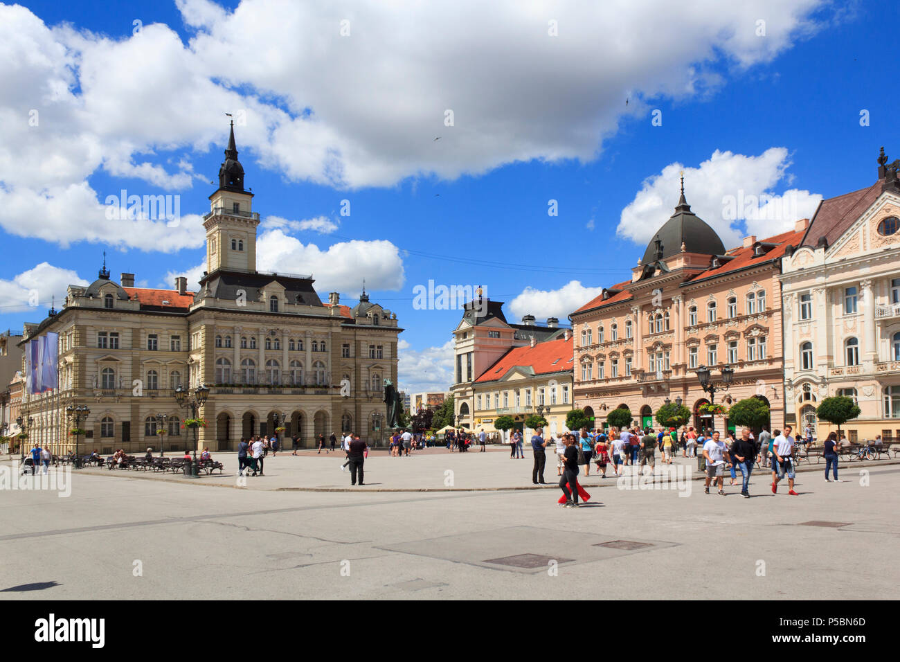 Piazza principale di Novi Sad con un monumentale municipio Foto Stock