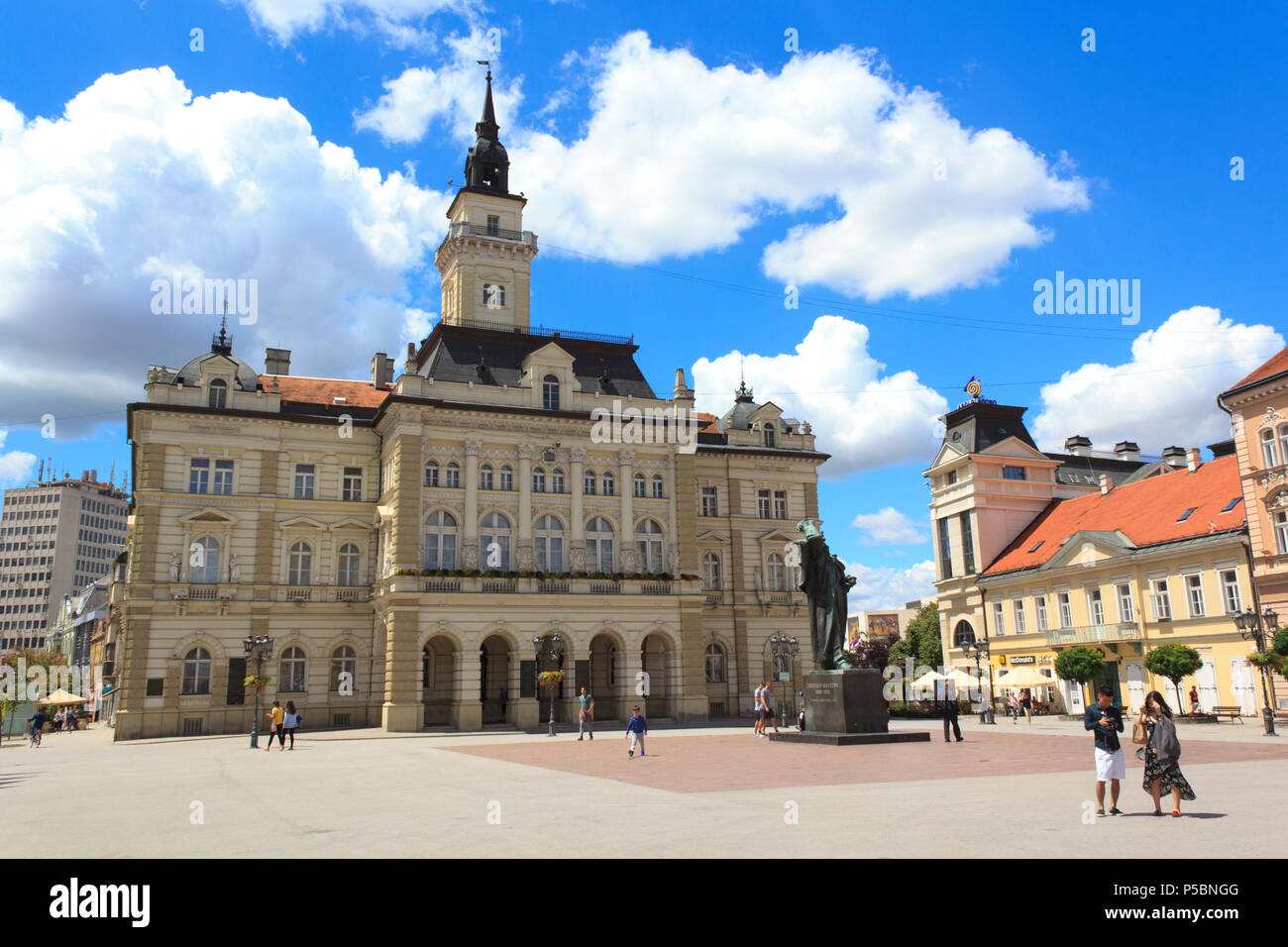 Piazza principale di Novi Sad con un monumentale municipio Foto Stock