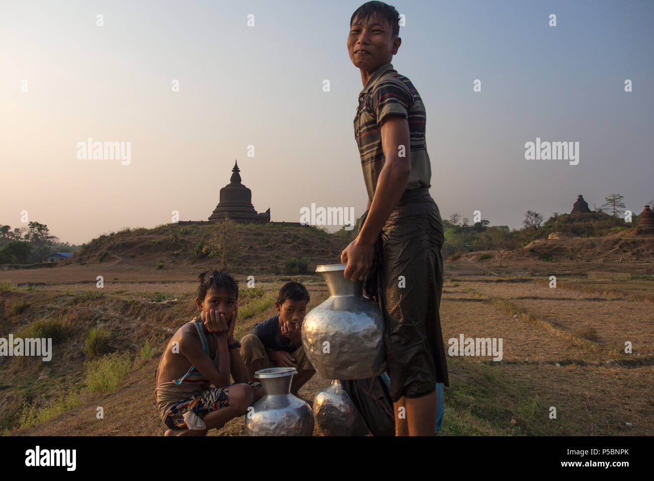 I ragazzi sono stati nella zona della fonte di acqua, Mrauk u Myanmar Foto Stock