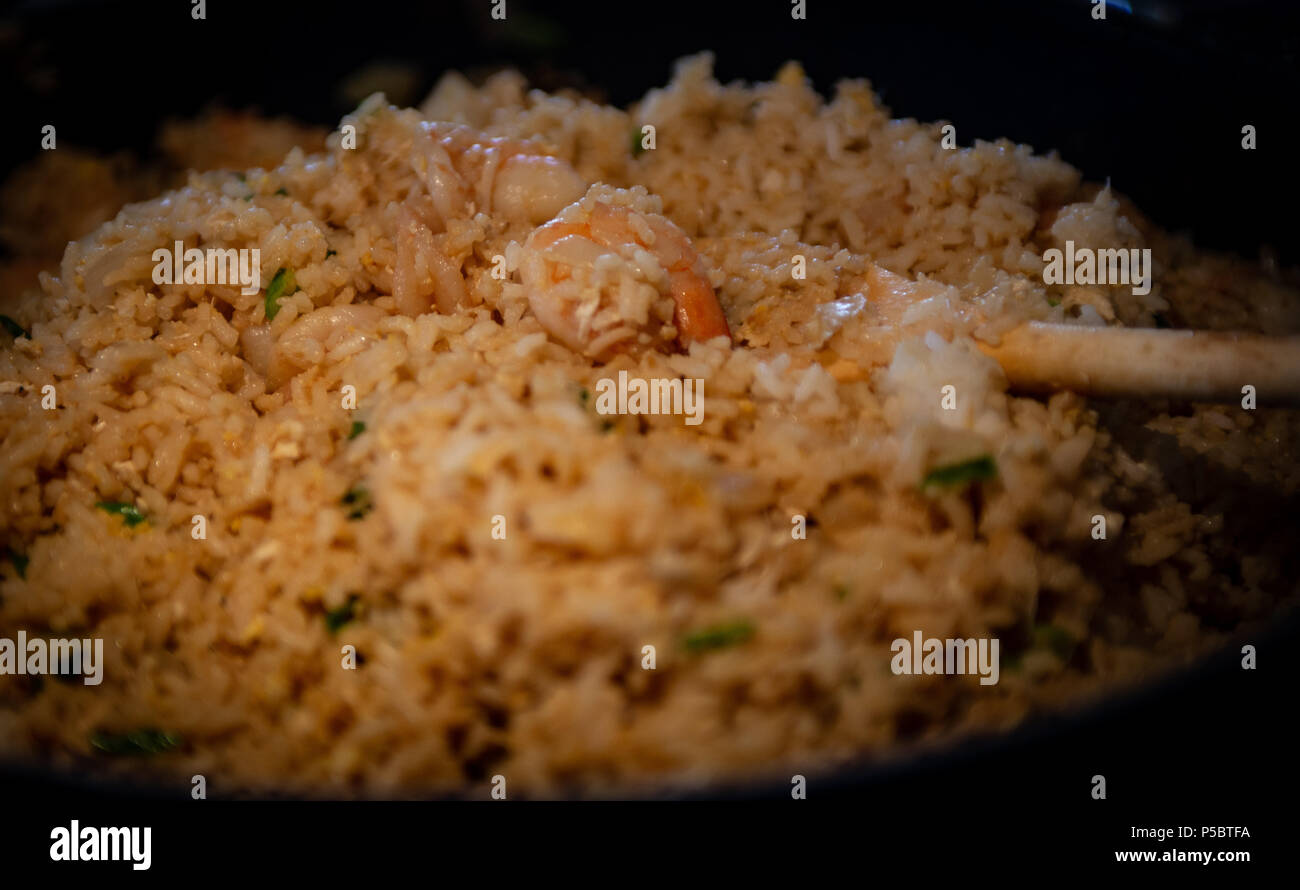 Gamberetti riso fritto in un wok Foto Stock