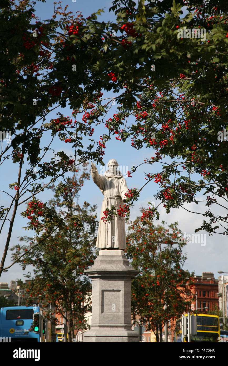 Statua di padre Mathew Theobald ( l'apostolo della temperanza ) in O'Connell Street creato da Mary Redmond inaugurato nel 1893, Dublino, Irlanda. Foto Stock