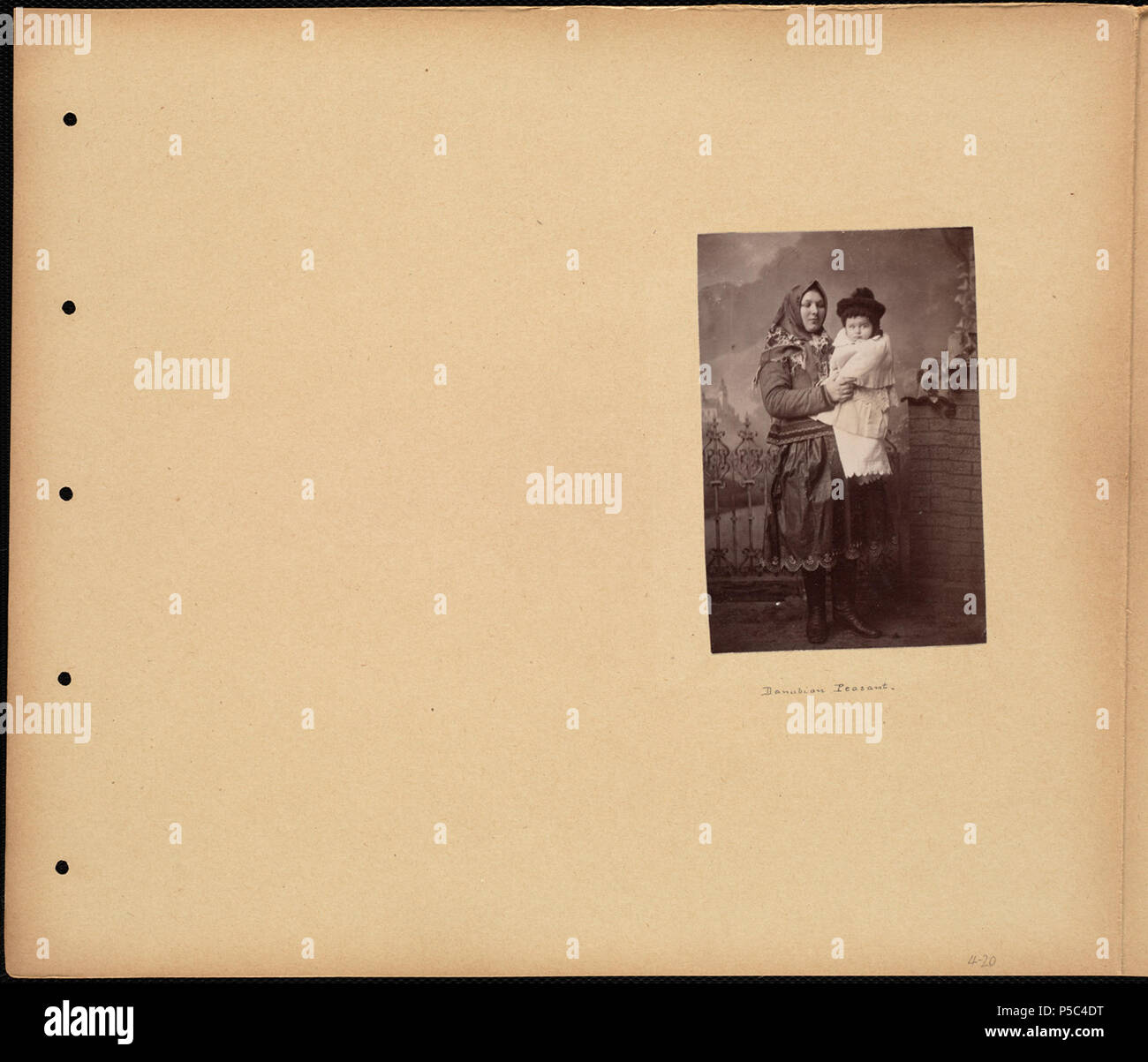 N/A. Inglese: BPLDC N°: 08 04 000466 Titolo pagina: danubiana e del contadino di donna e bambino in abito tradizionale raccolta: Tupper fotodiari Collezione Album: Volume 4: Austria. Chiamata n.: 4098B.104 v4 (p. 20) creatore: Tupper, William Vaughn Genere: fotodiari; albume stampe misura: 1 stampa fotografica montata su pagina : albume ; pagina 33 x 39 cm. Descrizione: Scrapbook pagina contiene una fotografia di un contadino danubiano vestito in costumi tradizionali, tenendo un bambino piccolo. Trascrizione: danubiana e del contadino. Note: il titolo della pagina e descrizione fornita da cataloger, derivata da didascalie e/o inserire annotazioni Foto Stock