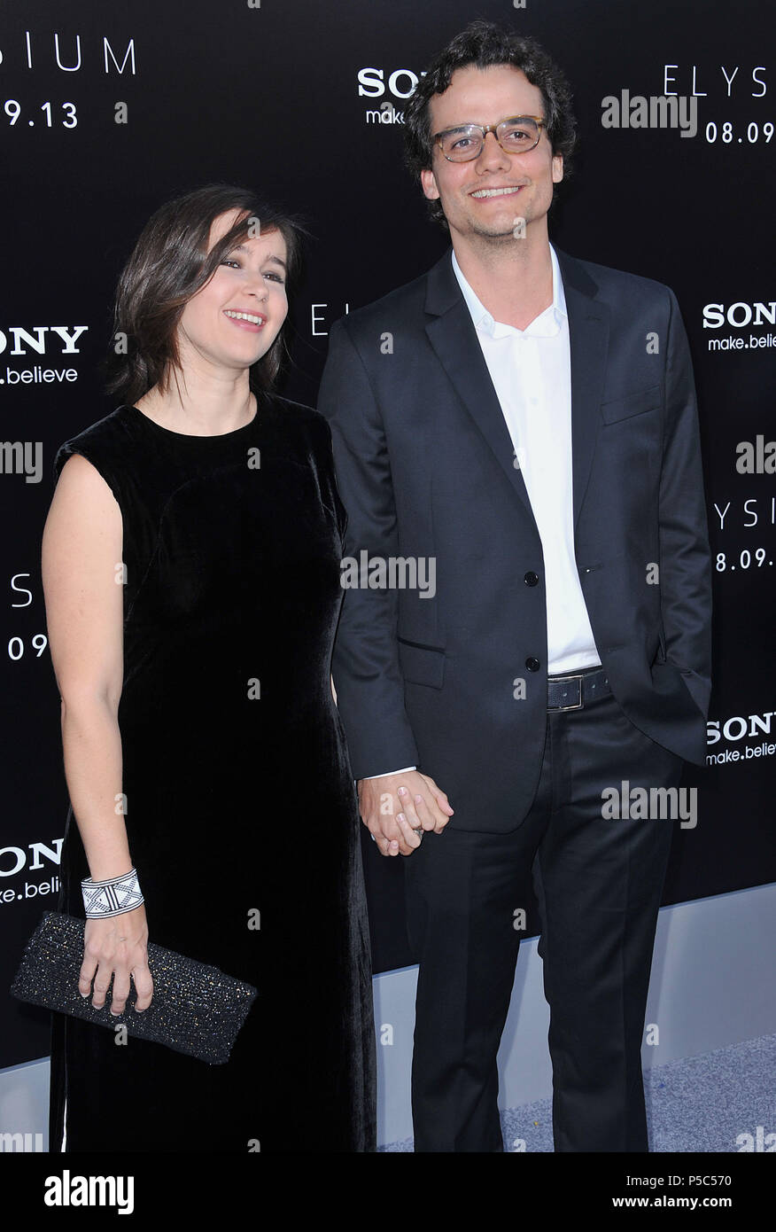 Wagner Moura 034 arrivando Elysium Premiere al Westwood Village Theatre di Los Angeles.Wagner Moura 034 ------------- Red Carpet Event, verticale, STATI UNITI D'AMERICA, industria cinematografica, celebrità, fotografia, Bestof, arte cultura e intrattenimento, Topix celebrità moda / Verticale, meglio di, evento nella vita di Hollywood - California, moquette rossa e dietro le quinte, USA, industria cinematografica, celebrità, movie celebrità, personaggi televisivi, musica celebrità, fotografia, Bestof, arte cultura e intrattenimento, Topix, verticale, famiglia da dall'anno , 2013, inchiesta tsuni@Gamma-USA.com marito e moglie Foto Stock