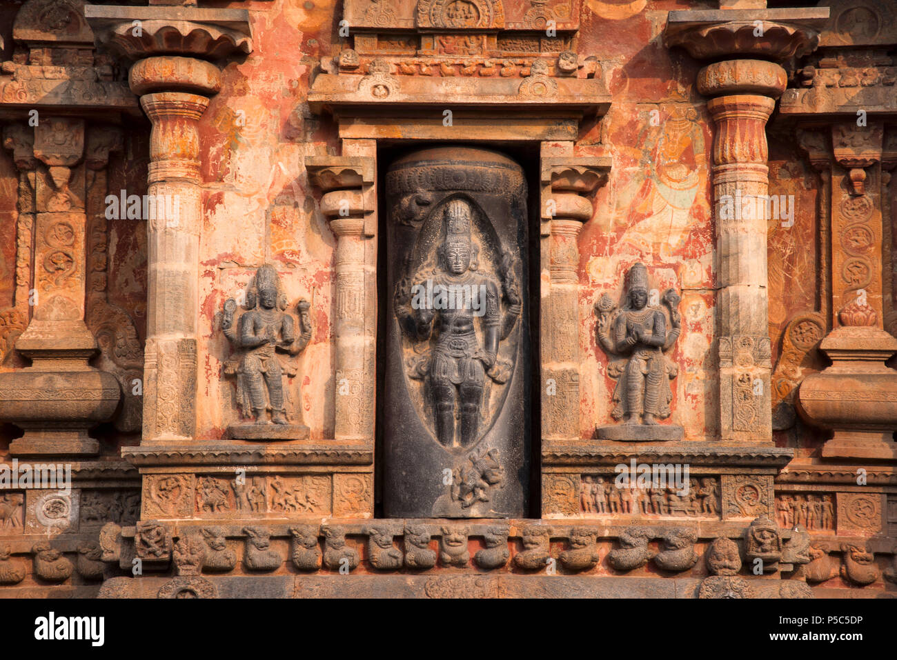 Koshta immagine del Lingodbhava o Shiva emergente da un linga. Tempio Airavatesvara, Darasuram, Tamil Nadu, India Foto Stock