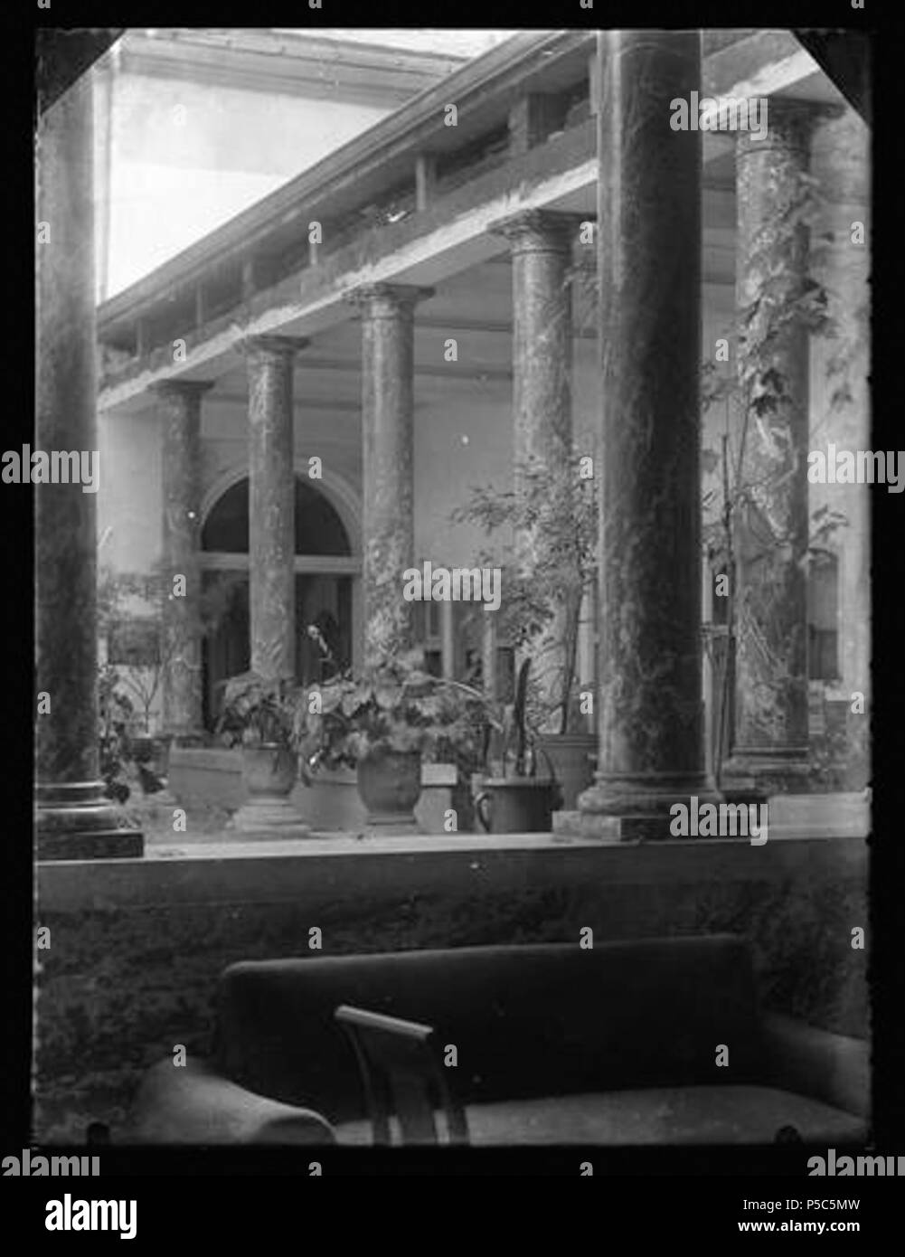 Français : [Etablissement thermal] . Français : Galerie d'onu établissement termica, Luchon []. Vers 1880. Vue d'ensemble de la galerie. Au Premier piano divano delle Nazioni unite, chaise, colonnes ; au secondo plantes en pentole; en arrière plan galerie et entrée d'onu bâtiment. . Circa 1880. N/A 532 Etablissement termica - 51FI145 - Fonds Trutat Foto Stock