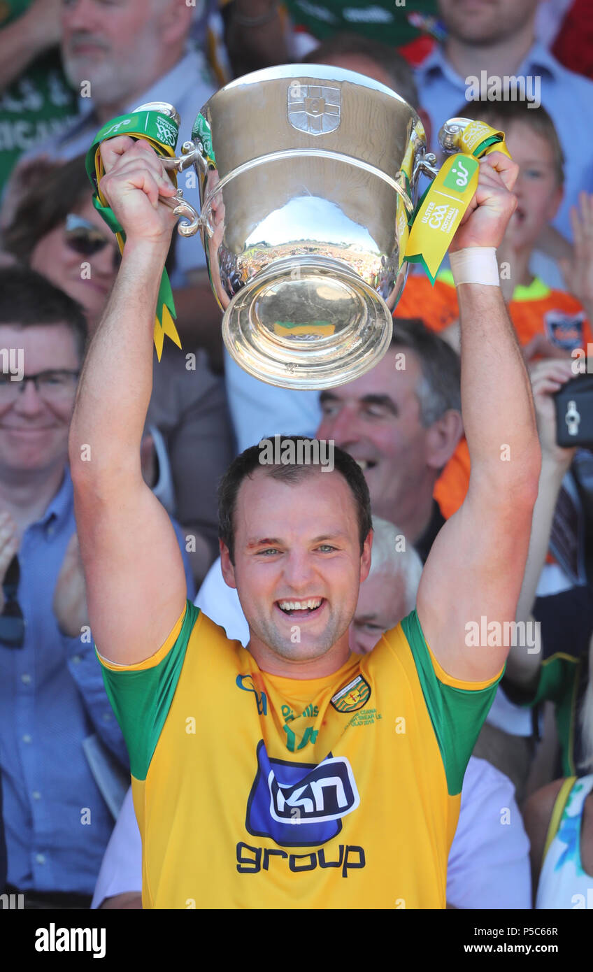 Donegal capitano Michael Murphy solleva la Anglo-Celt coppa dopo aver sconfitto Fermanagh nell'GAA Ulster finale di cloni, Co Monaghan, Irlanda. Foto Stock