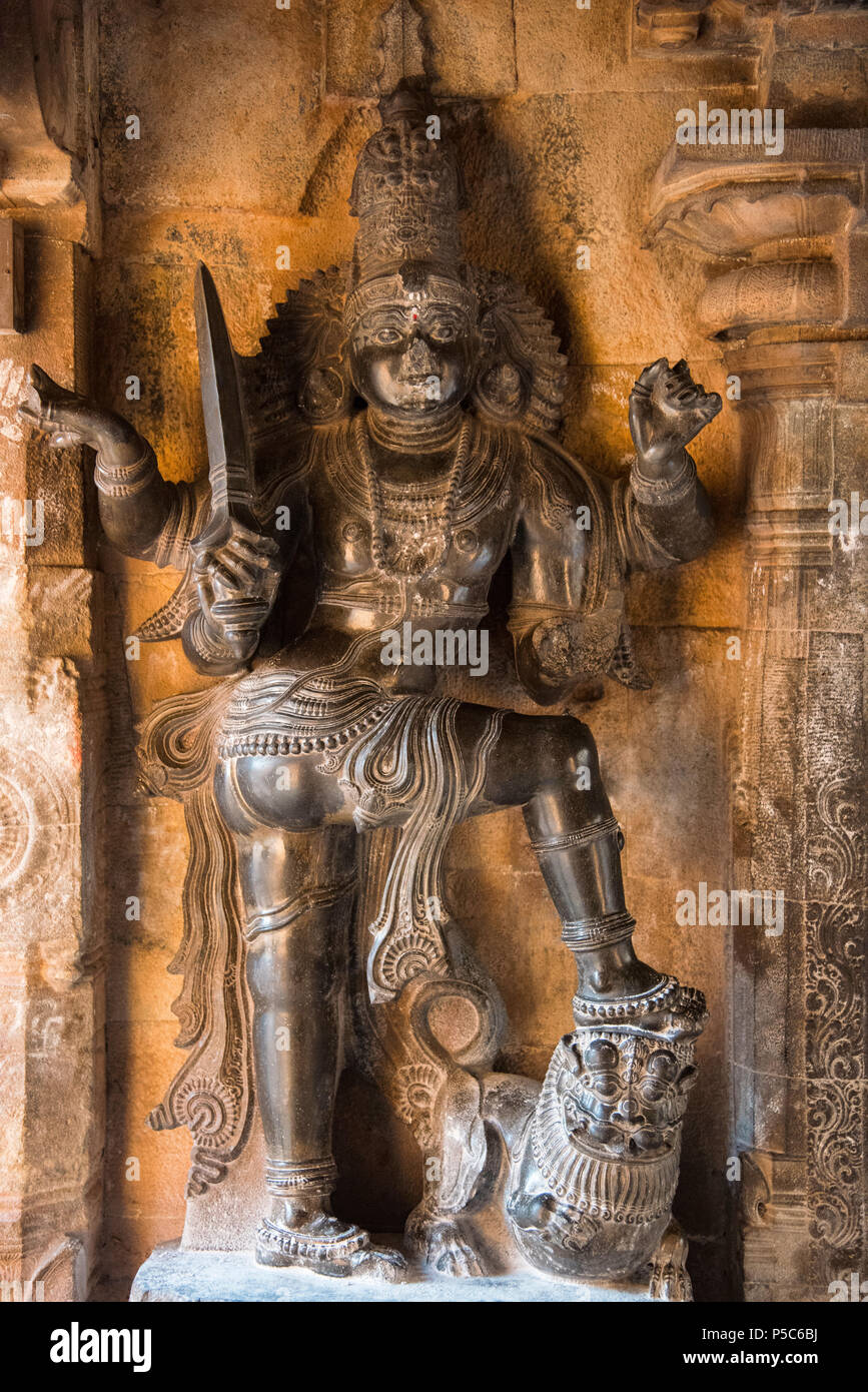 Koshtha immagine di dvarapala nel santuario Subrahmanya. Tempio Brihadishvara, Thanjavur, Tamil Nadu, India Foto Stock