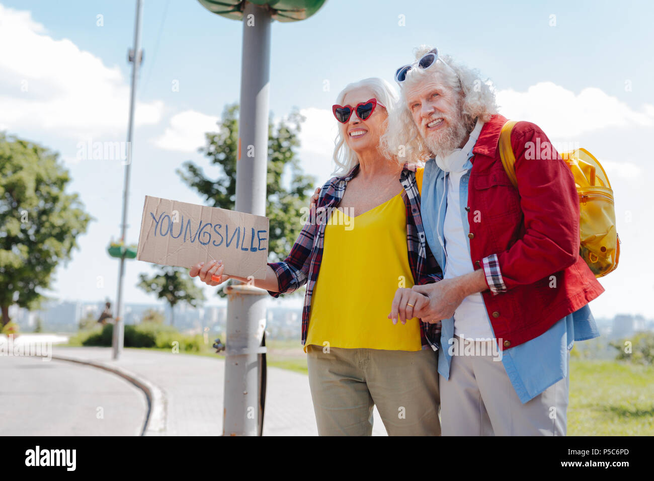 Felice coppia di anziani autostop Foto Stock