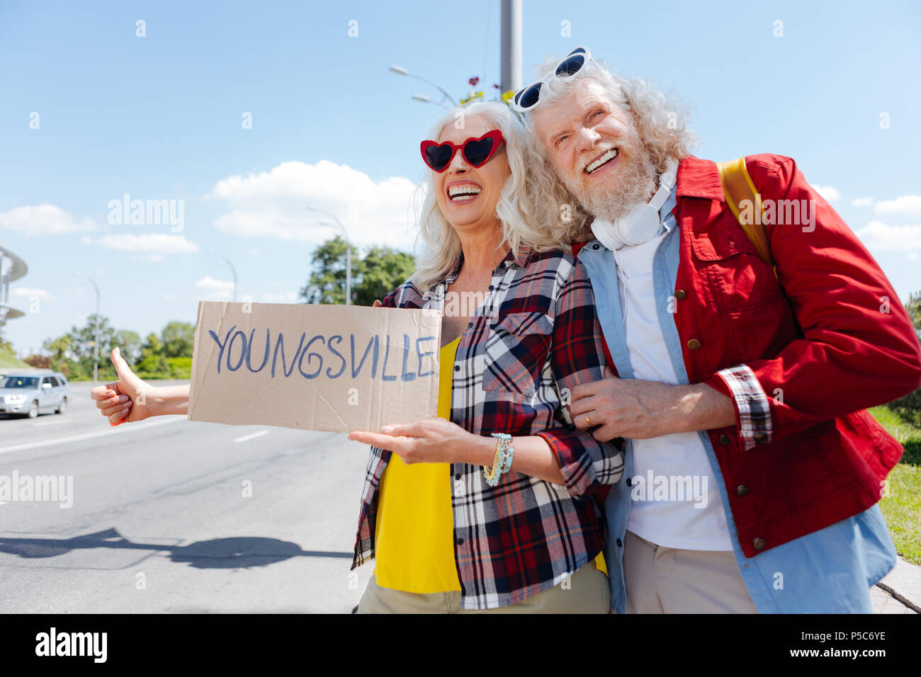Felice coppia positiva autostop Foto Stock