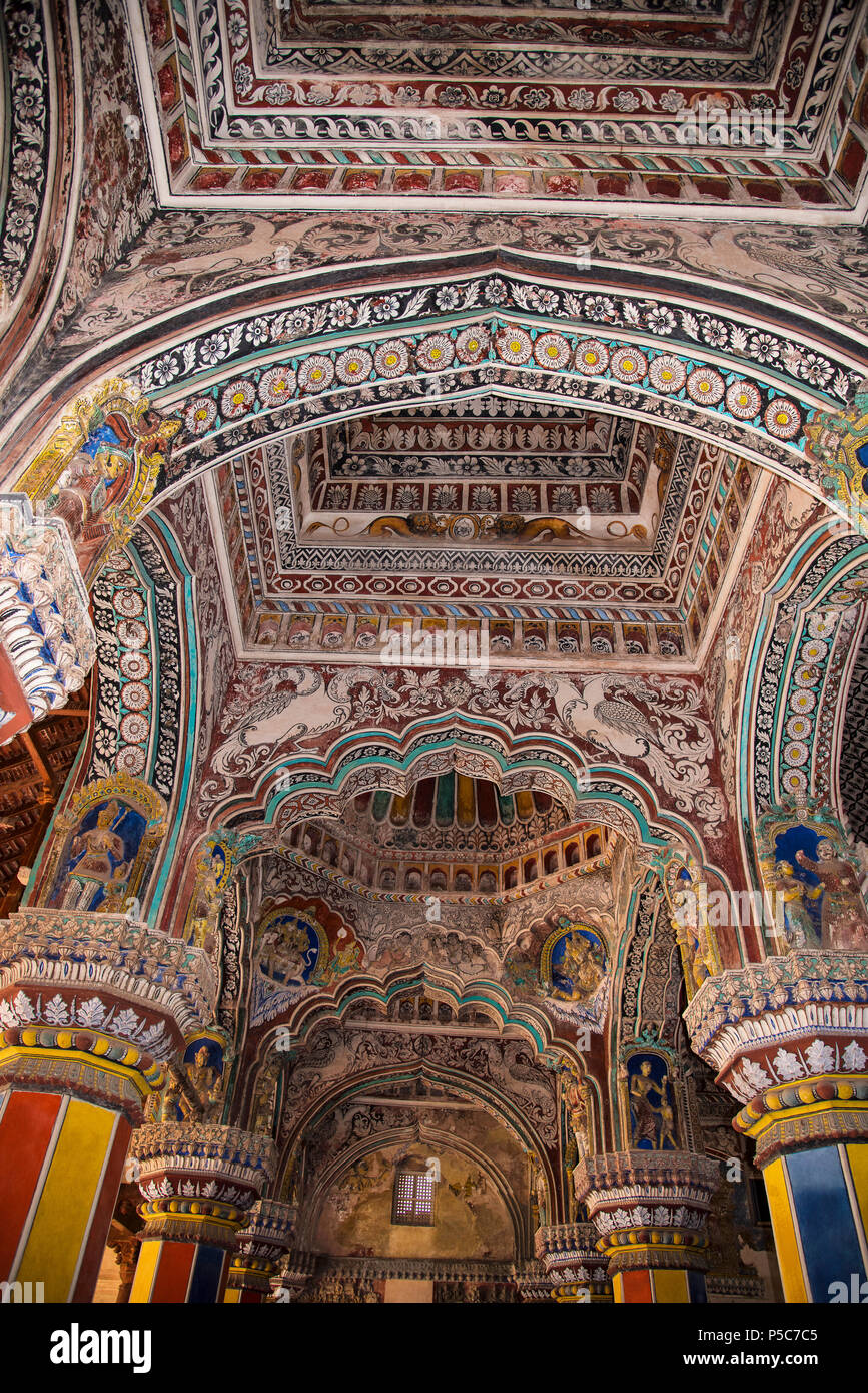 Colorati dipinti sulla parete di soffitto di Darbar Hall di Thanjavur Maratti palace, a Thanjavur, Tamil Nadu, India Foto Stock
