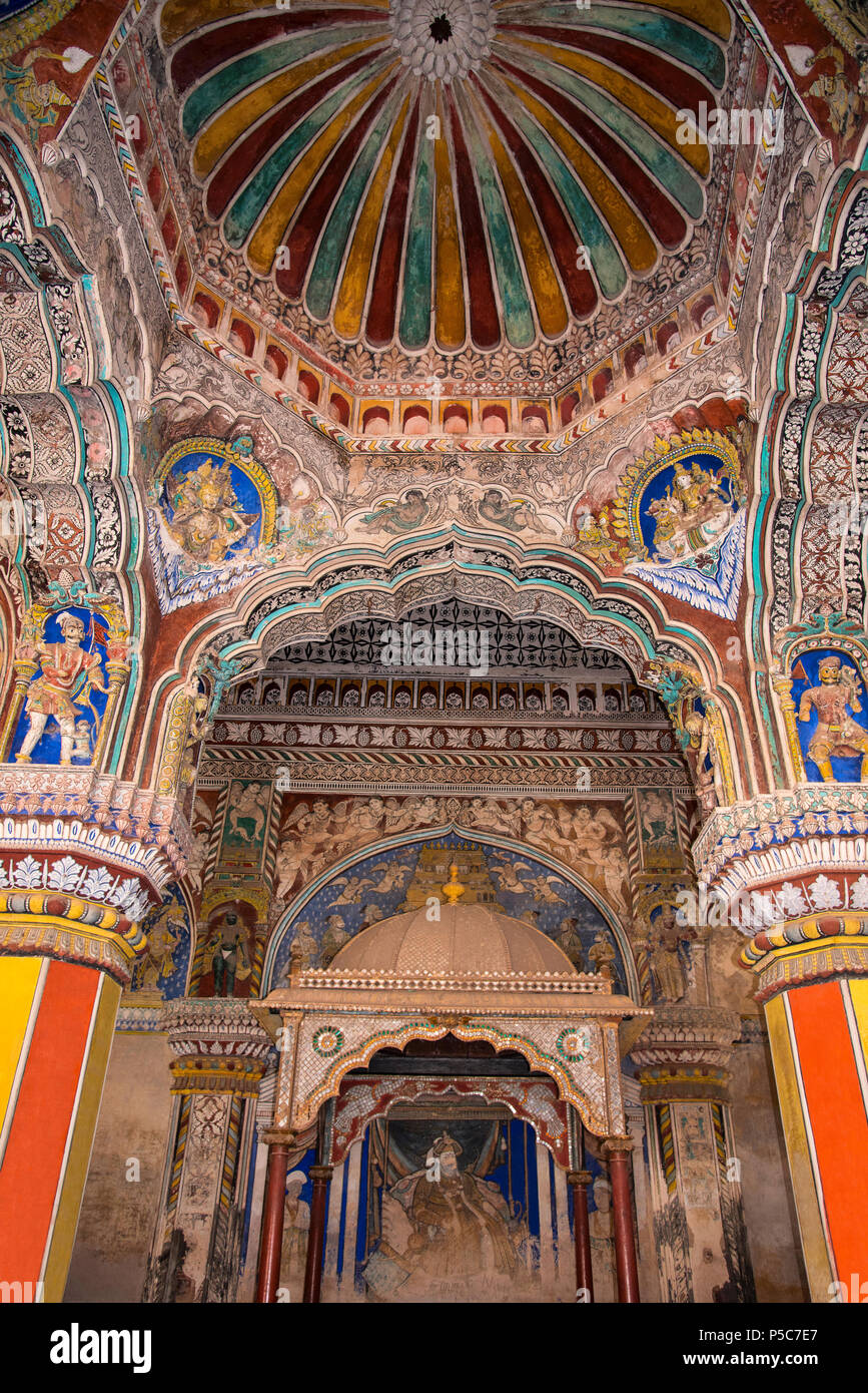 Colorati dipinti sulla parete di soffitto di Darbar Hall di Thanjavur Maratti palace, a Thanjavur, Tamil Nadu, India Foto Stock