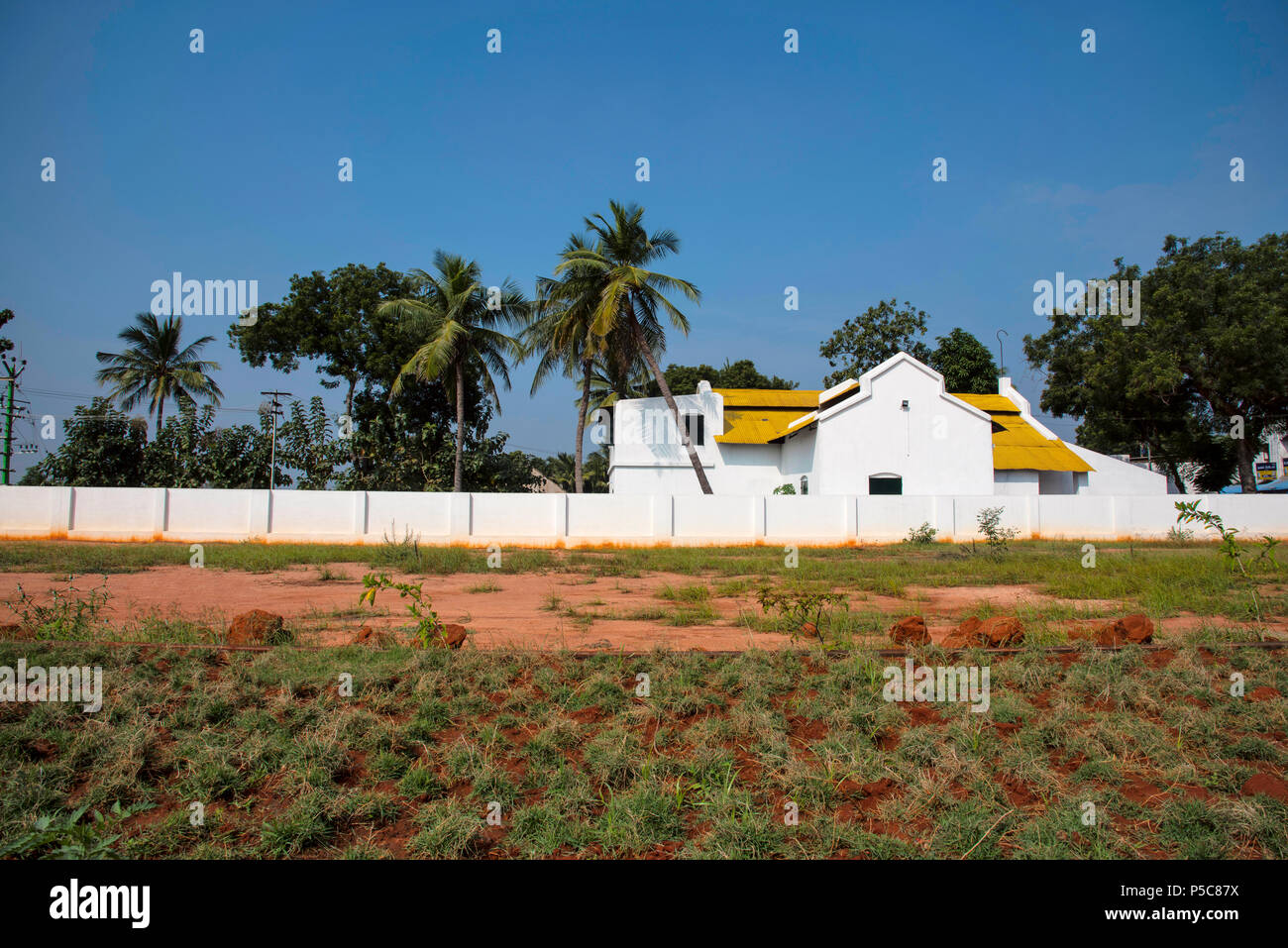 Vecchio colorate di bianco casa, sul modo di Kanchipuram, Tamil Nadu, India Foto Stock