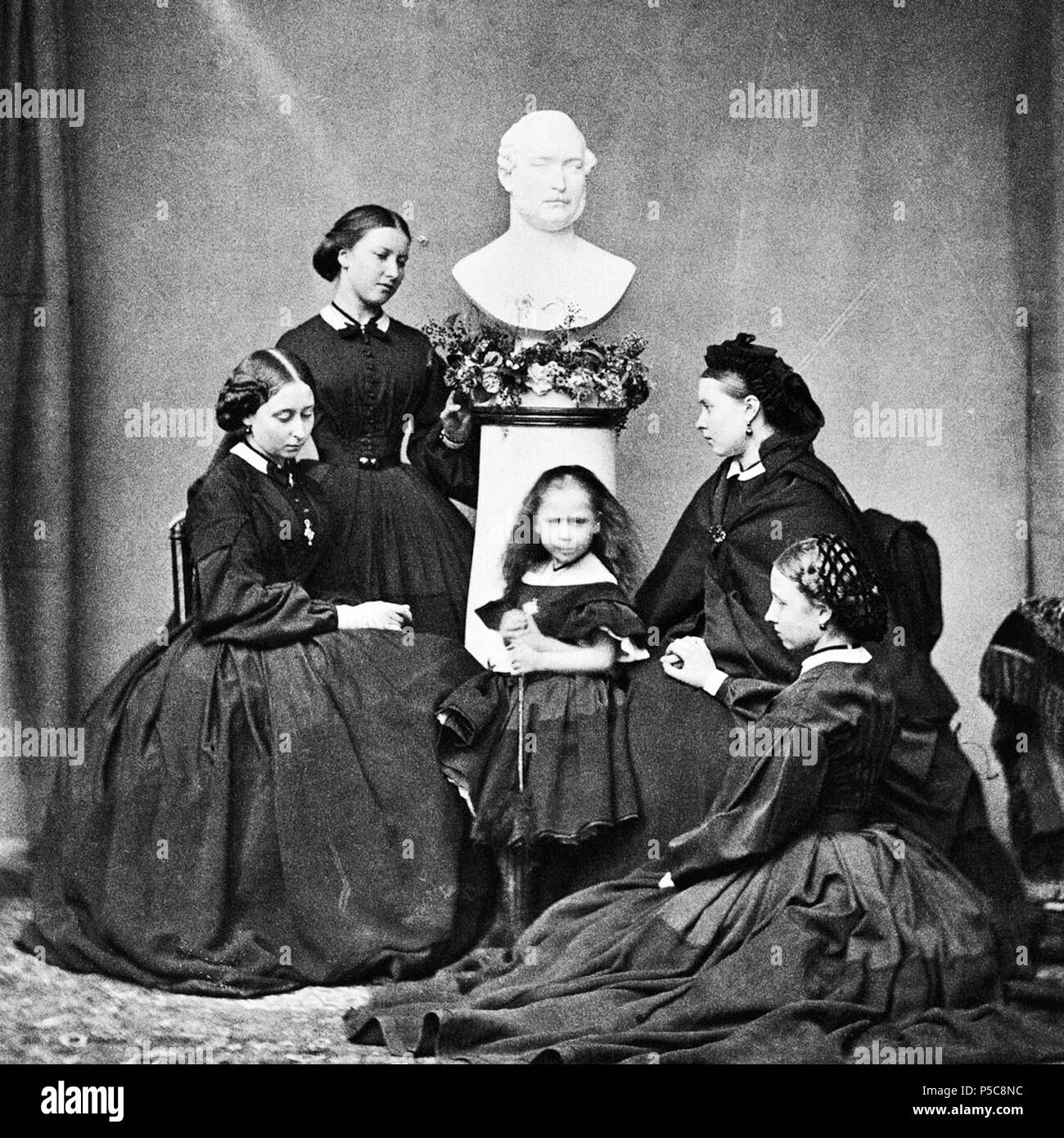 N/A. Inglese: Victoria's cinque figlie (Alice, Helena, Beatrice, Victoria e Louise) . Marzo 1862. N/A 29 Principessa Beatrice lutto Foto Stock