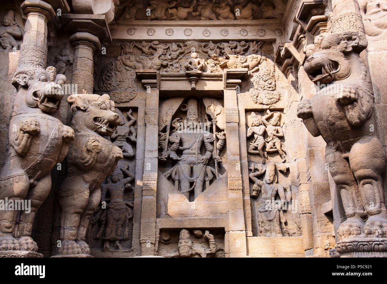 Idolo scolpito sulla parete interna del Kanchi Kailasanathar temple, Kanchipuram, Tamil Nadu, India Foto Stock