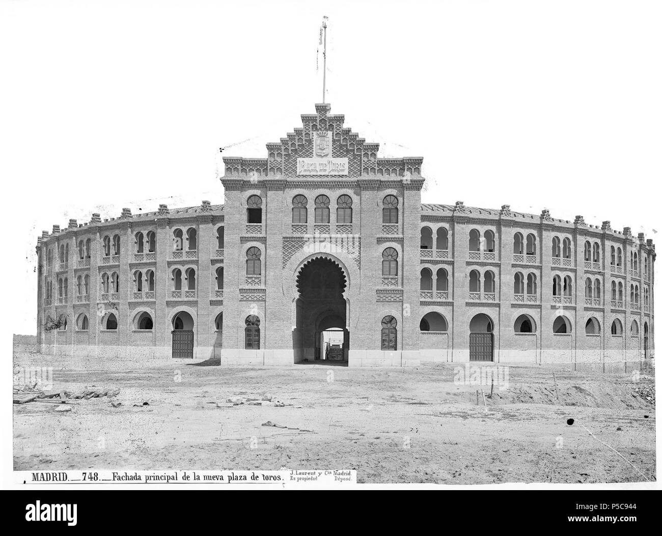 N/A. Español: Juan Laurent, J. (1816-1886), Fachada Principali de la nueva plaza de toros, 1874. Fotografía en papel albúmina; 269 x 384 mm. Leyenda en la esquina inferiore izquierda: 'Madrid.-748.-Fachada Principali de la nueva plaza de toros. J. Laurent. y Cia. Madrid' VN-06412. Archivo RUIZ VERNACCI . 1874. Jean Laurent (1816-1886) nomi alternativi Jean Laurent, Juan Laurent, Jean Laurent y Minier, Laurent Descrizione fotografo francese attivo in Spagna Data di nascita e morte 23 Luglio 1816 24 Novembre 1886 Luogo di nascita e morte Garchizy, Nevers Francia Madrid periodo di lavoro seconda metà o Foto Stock