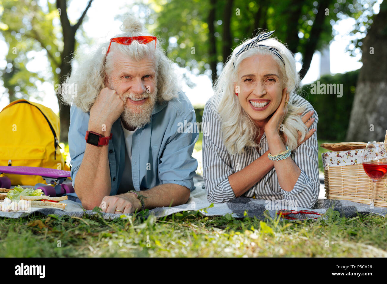 Piacevole gioiosa giovane sdraiati sull'erba Foto Stock