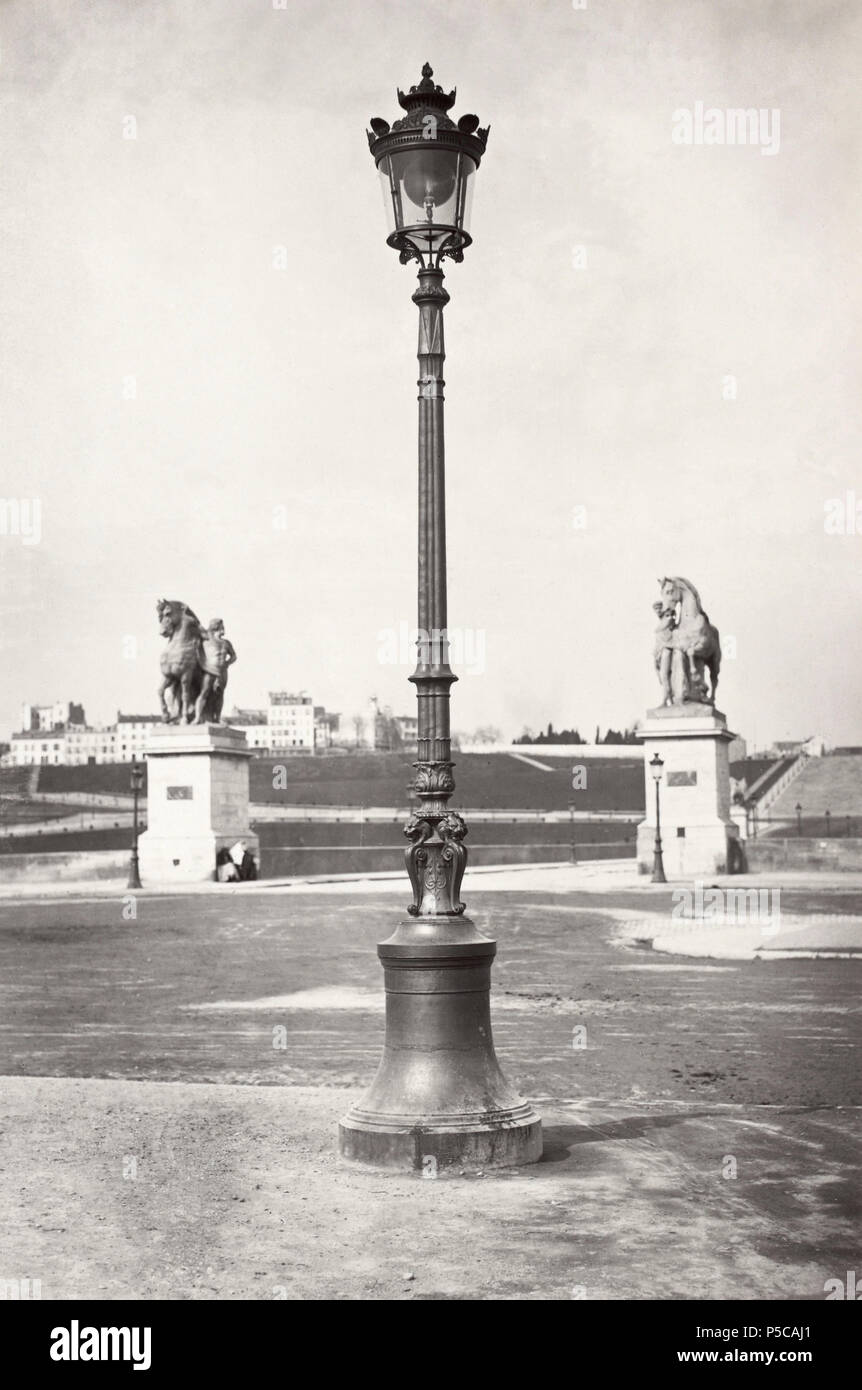 Champ de Mars. n. 18. Inglese: lampada posta incorniciata da due stile classico e statue di uomo e cavallo del Pont d'Iéna e ampio prato spazio in background. Français : Lampadaire sur la rive gauche de la Seine à Paris à l'extrémité nord du Champ-de-Mars. Au secondo piano, le pont d'Iéna de 14 mètres de grande (il sieri élargi à 35 mètres en 1935). De chaque côté de l'entrée du pont, deux sculture de cavalier debout à côté de leur monture. La statua de gauche représente onu Gaulois, scuplté par Auguste Préault. Celle di Bulgheria de droite, Onu Romain par Louis-Joseph Daumas. En arrière-piano, la colline de Chail Foto Stock