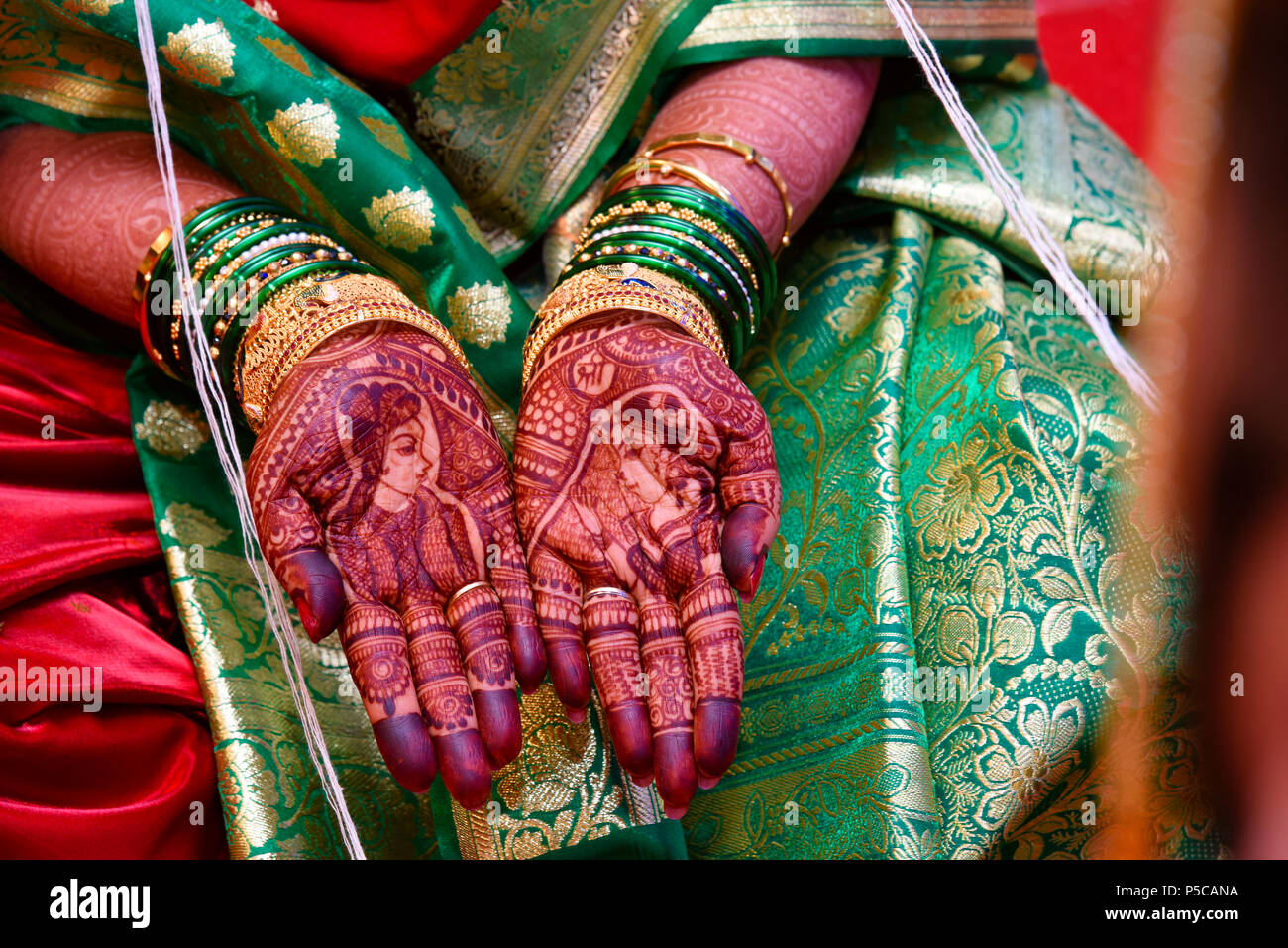 Mehndi sulla donna di mano. Pune, Maharashtra, India Foto Stock