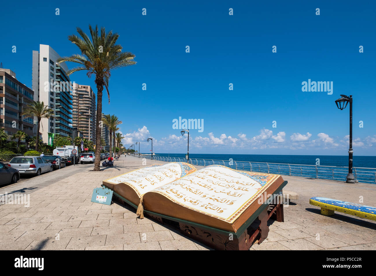 Grande scultura del Corano sulla Corniche a Beirut, in Libano. Foto Stock
