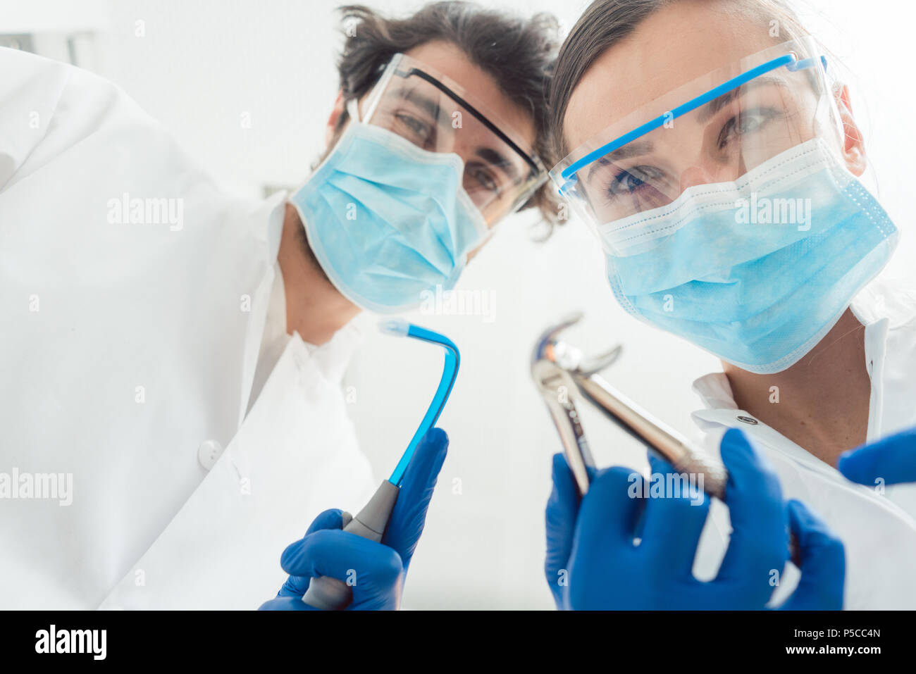 Funny dentisti con gli strumenti a loro disposizione dal punto di vista Foto Stock